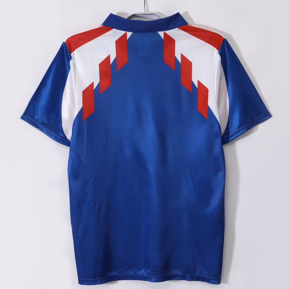 Maillot rétro France 1990 domicile, Le 12 -ème Maillot, blanc avec détails rouges et bleus, vue frontale.