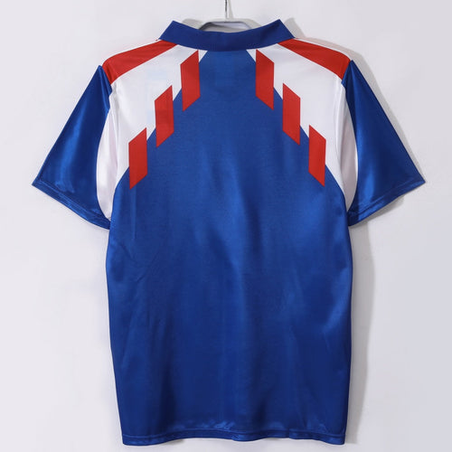Maillot rétro France 1990 domicile, Le 12 -ème Maillot, blanc avec détails rouges et bleus, vue frontale.