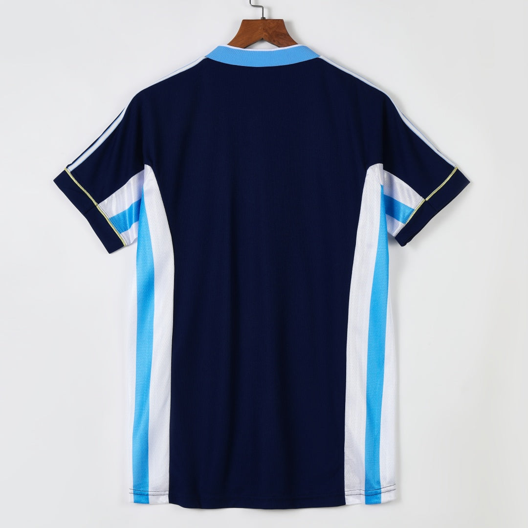Maillot extérieur rétro de l'Argentine 1998, marque Le 12 -ème Maillot, avec design vintage et couleurs bleues et blanches.