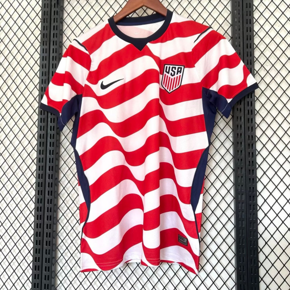 Maillot de football rouge 25/26 USA Le 12 -ème Maillot, devant avec logo et détails sportifs, vue de face.