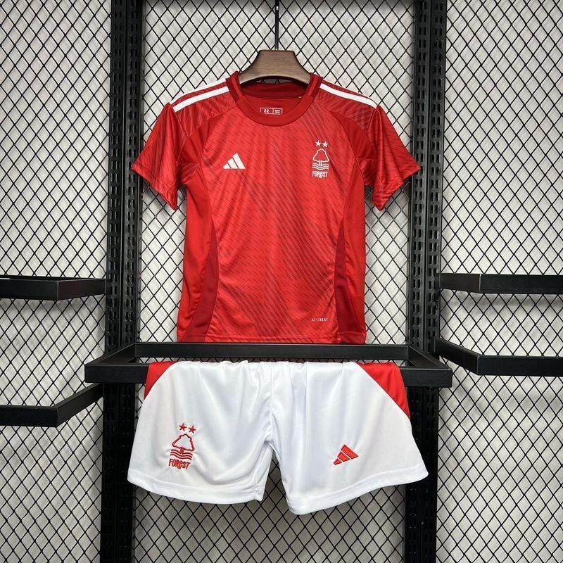 Kit enfant Nottingham Forest 2024-25, maillot et short vert avec logo du club, fabriqué par Le 12 -ème Maillot.