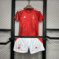 Kit enfant Nottingham Forest 2024-25, maillot et short vert avec logo du club, fabriqué par Le 12 -ème Maillot.