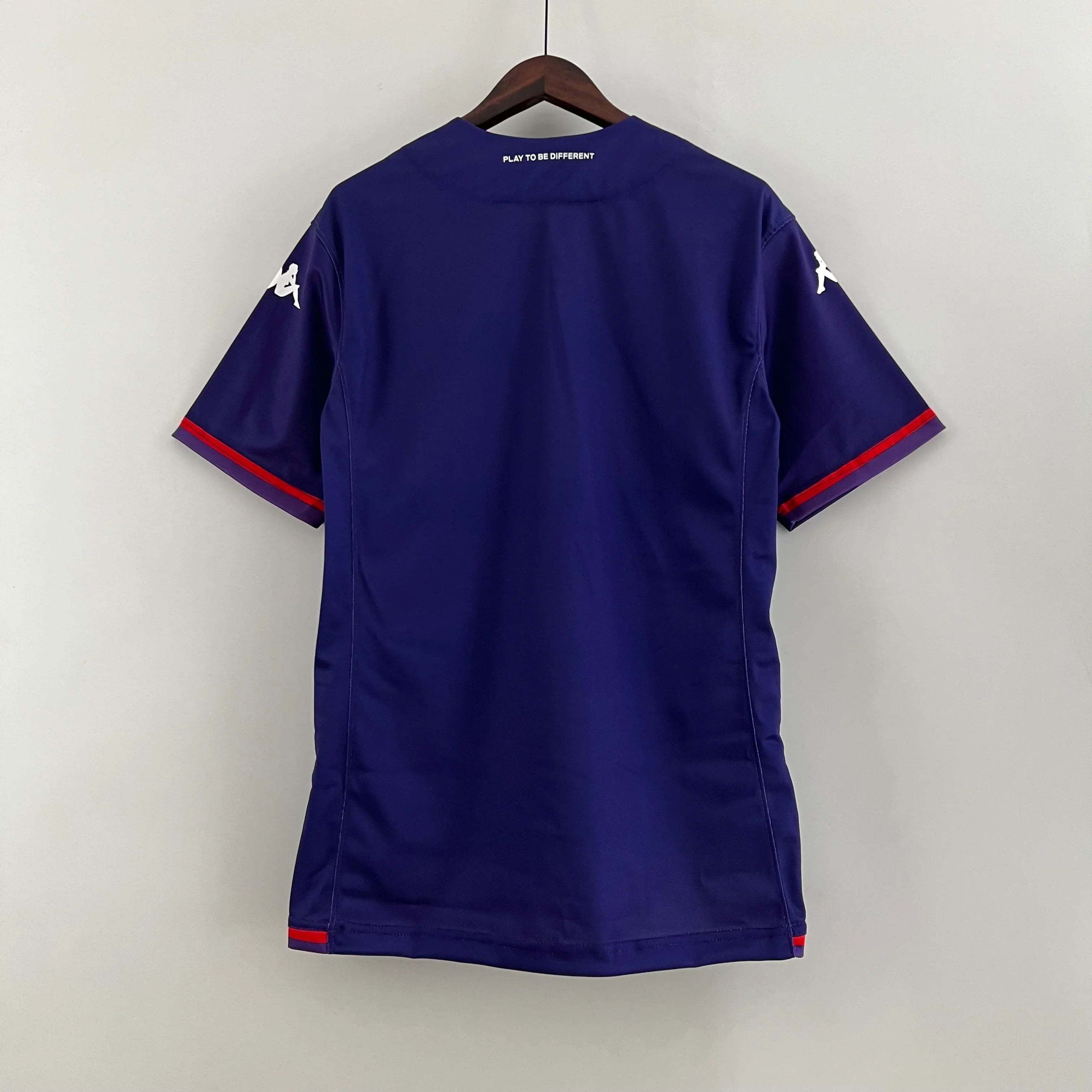 Maillot extérieur Fiorentina 2023-24 Le 12 -ème, maillot de football violet avec logo et détails en blanc, vue frontale.