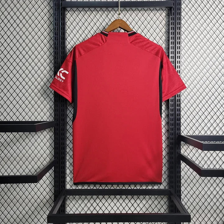 Maillot domicile Manchester United 2023 2024 de la marque Le 12-ème Maillot, vue de face avec logo et design officiel.