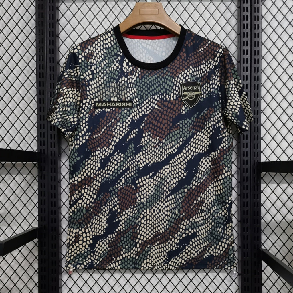 Maillot édition limitée Arsenal x MAHARISHI Le 12 -ème Maillot 2023-2024, vue de face avec logo et design distinctif.