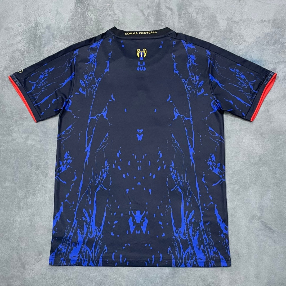 Maillot PSG 25/26 Le 12 -ème avec motif Tour Eiffel, maillot de football pour enfants, couleur bleue avec logo du club.