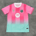 Maillot de football Le 12 -ème Barcelone rose 25/26, design spécial, vue de face avec logo et détails colorés.