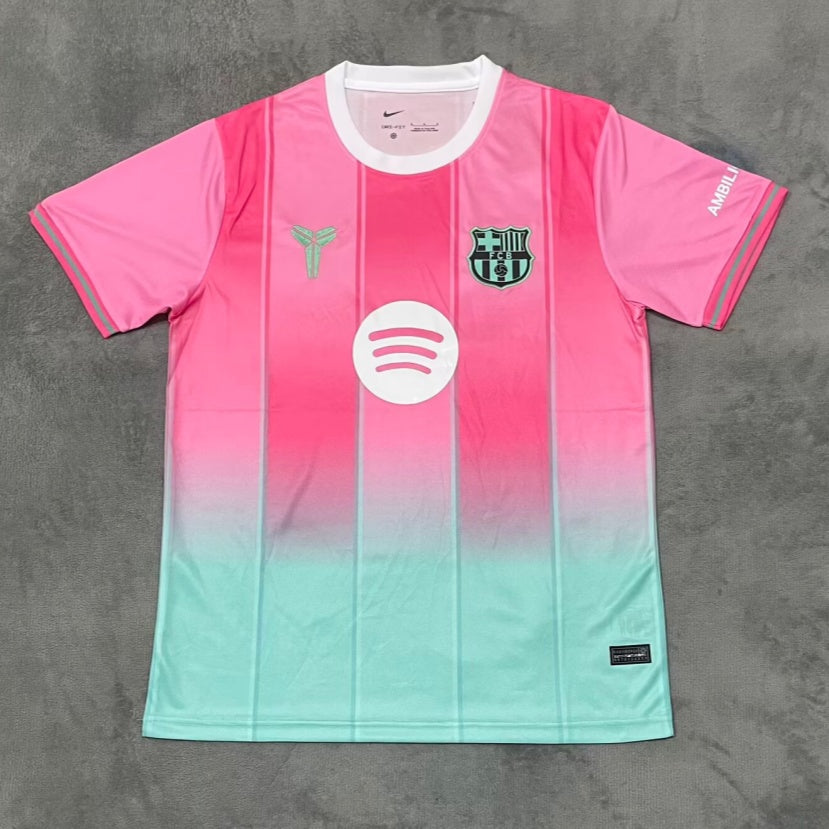 Maillot de football Le 12 -ème Barcelone rose 25/26, design spécial, vue de face avec logo et détails colorés.