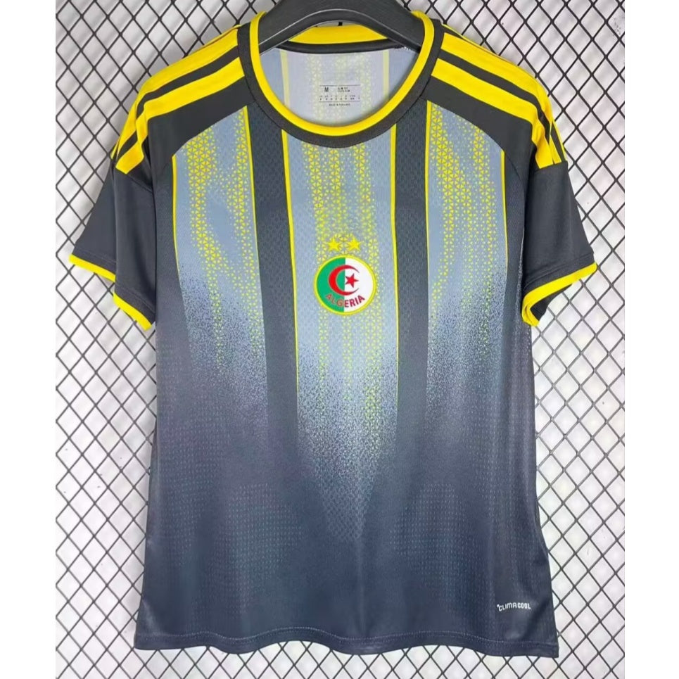 Maillot de football Algérie 25/26 Le 12, modèle spécial A, vue de face avec logo et détails colorés.