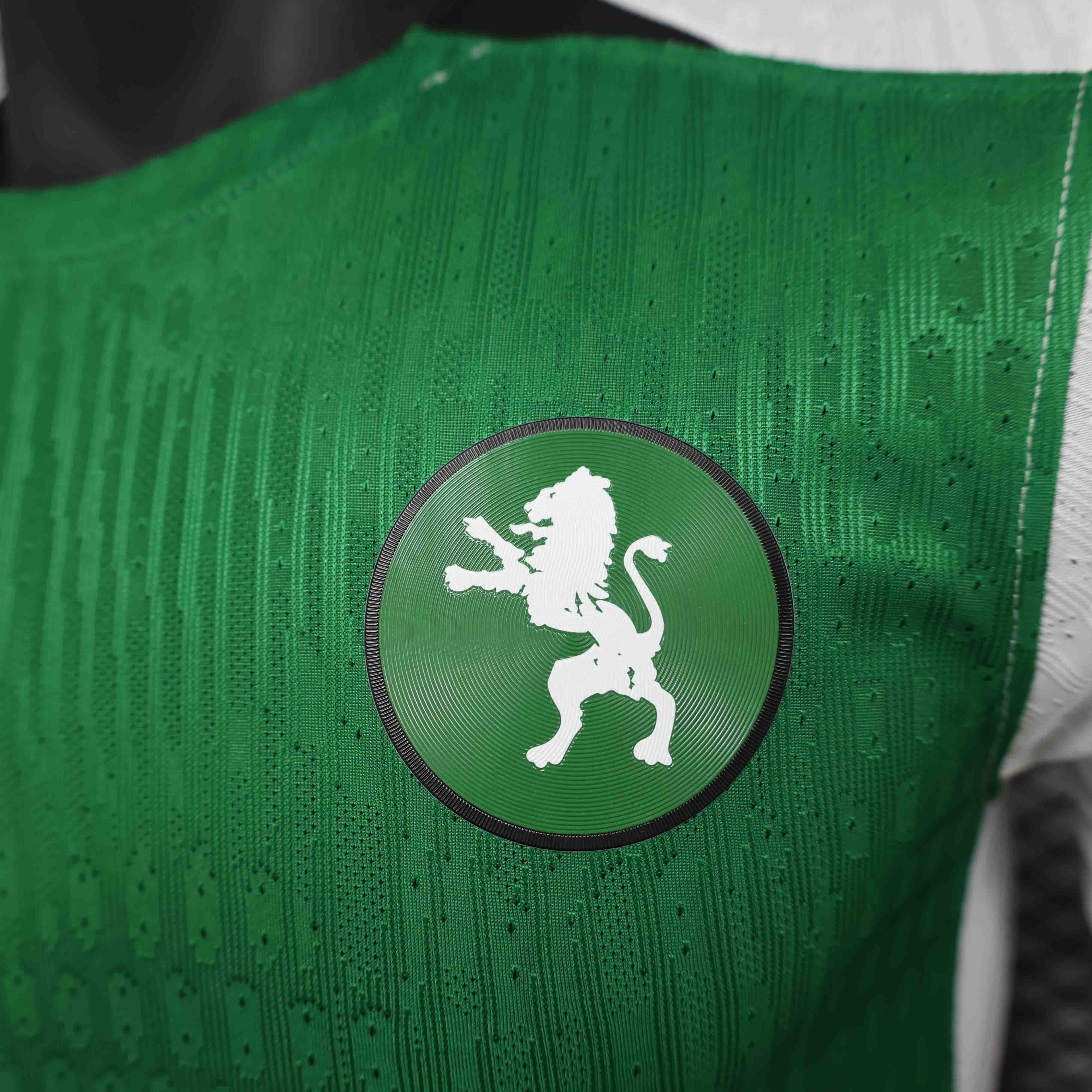 Maillot Sporting 2024-25 Le 12 -ème Maillot, maillot de football bleu avec logo de l'équipe et détails de conception.