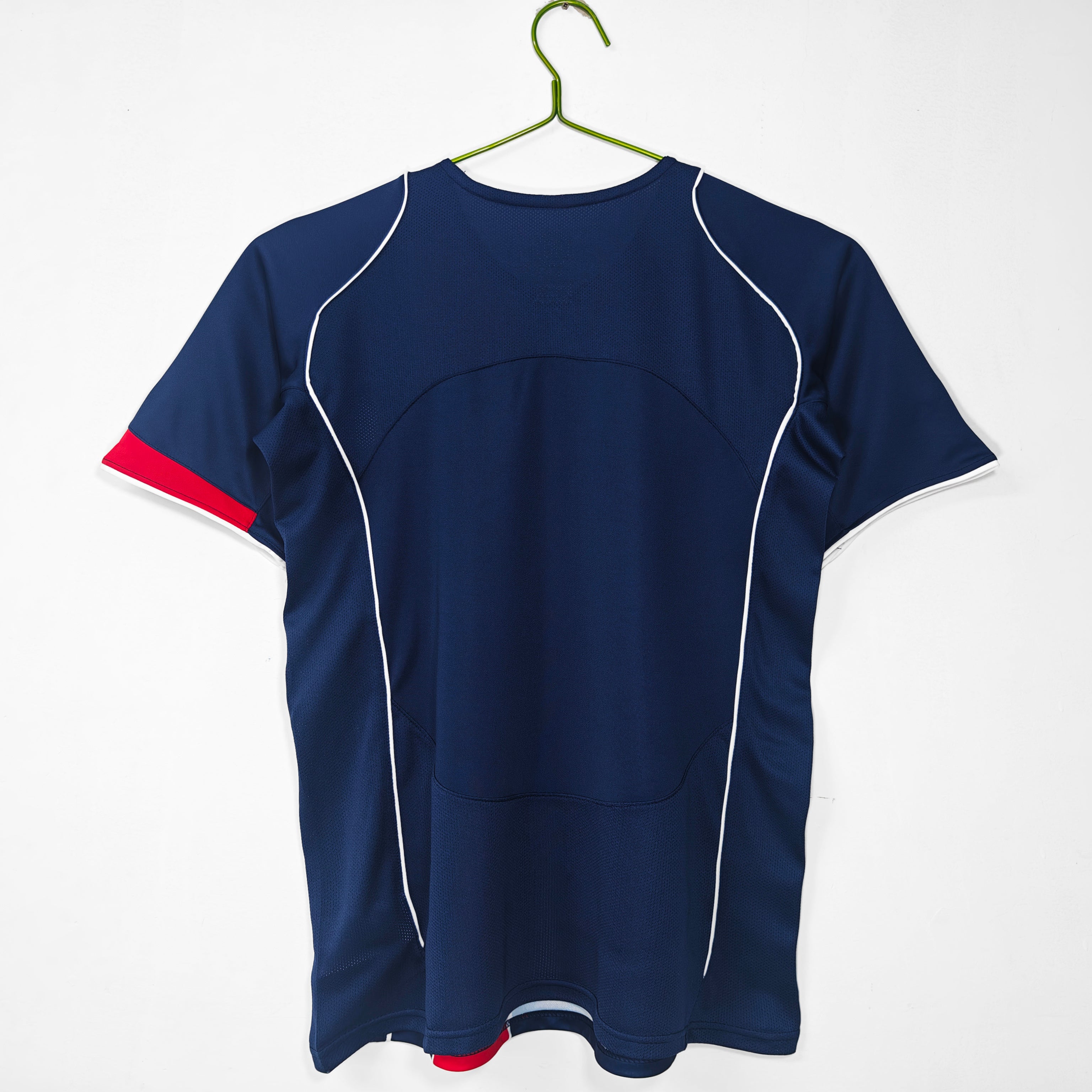 Maillot rétro domicile PSG 2004-2005 Le 12 -ème Maillot, maillot de football vintage avec logo du club et design classique.