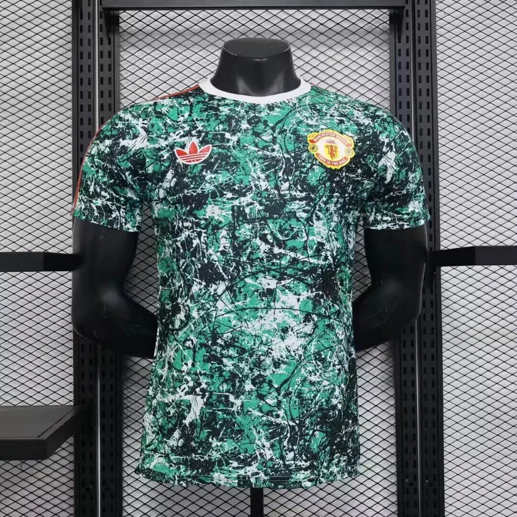 Maillot Manchester United 2024-2025 Le 12-ème Maillot, maillot de football rouge avec logo et détails officiels.