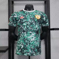 Maillot Manchester United 2024-2025 Le 12-ème Maillot, maillot de football rouge avec logo et détails officiels.