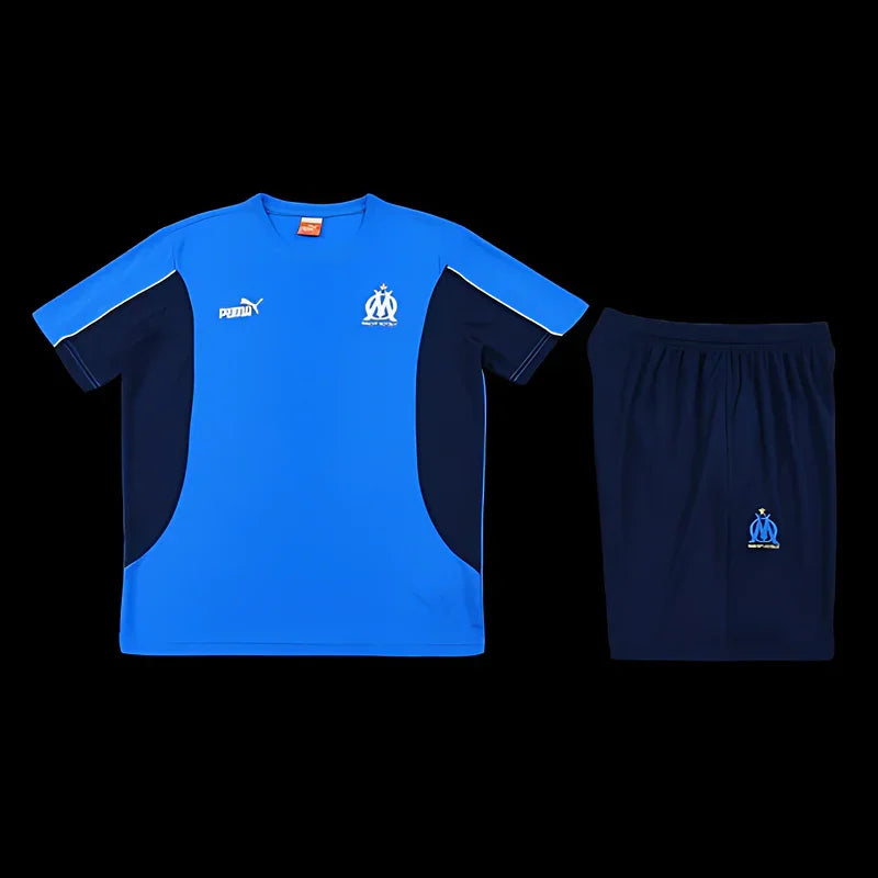 Ensemble OM de Le 12 -ème Maillot, maillot de sport orange et blanc porté par un mannequin.