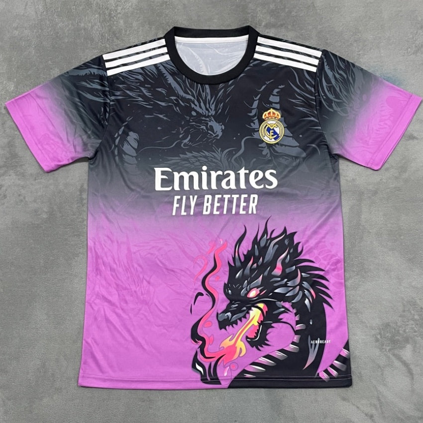 Maillot de football Real Madrid 24/25 Le 12 -ème Maillot, style violet dragon, vue du maillot porté avec détails du design.