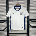 Maillot Angleterre EURO 2024 Le 12 -ème Maillot, devant en tissu blanc avec logo et détails rouges et bleus.