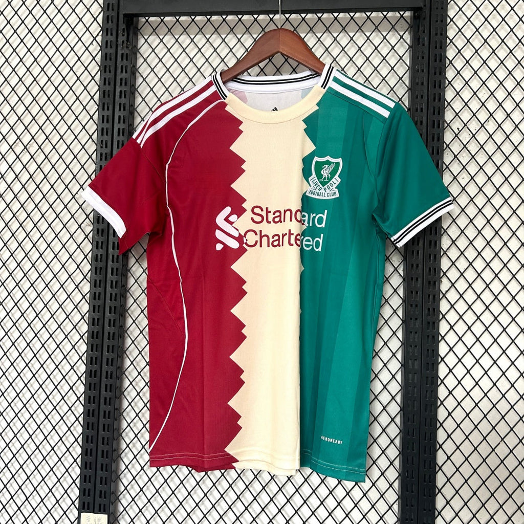Maillot de football Liverpool 25/26 en bleu et blanc, marque Le 12 -ème Maillot, avec logo et design spécial eagle visible.