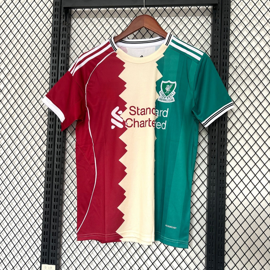 Maillot de football Liverpool 25/26 en bleu et blanc, marque Le 12 -ème Maillot, avec logo et design spécial eagle visible.