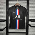 Maillot PSG rétro 2019-20 Le 12 -ème Maillot, maillot de football bleu avec logo PSG et détails rétro visible.