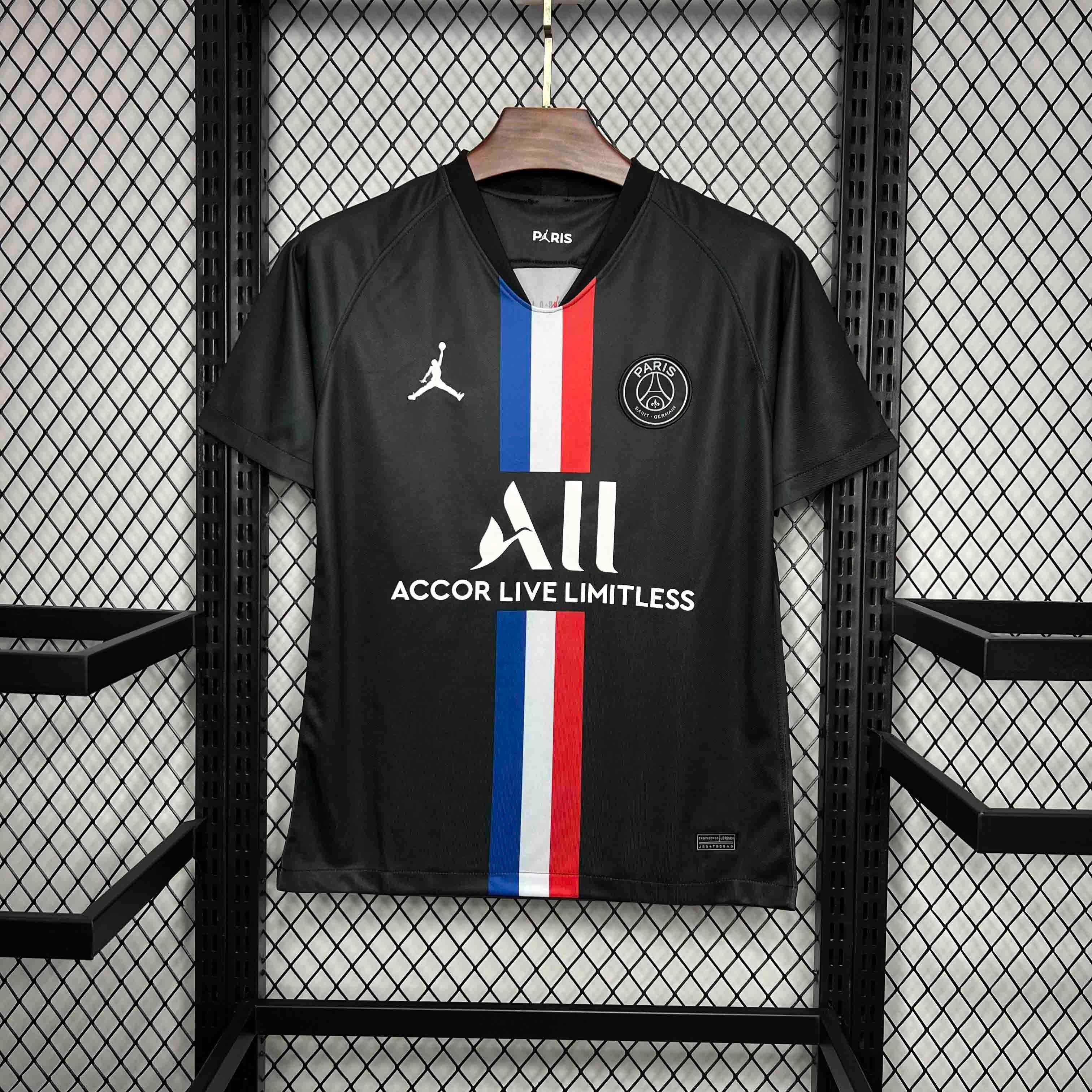 Maillot PSG rétro 2019-20 Le 12 -ème Maillot, maillot de football bleu avec logo PSG et détails rétro visible.