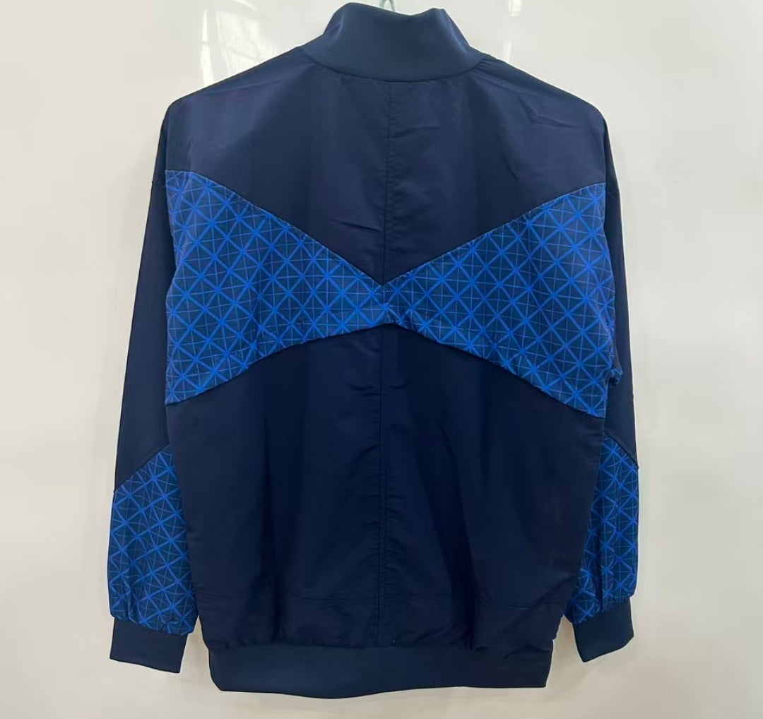 Veste coupe-vent réversible PSG de Le 12 -ème Maillot, tissu léger avec logo du Paris Saint-Germain visible sur la veste