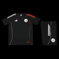 Ensemble Ajax Le 12-ème Maillot avec maillot et short de football orange et noir, vue en gros plan sur le tissu.