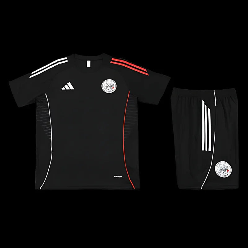 Ensemble Ajax Le 12-ème Maillot avec maillot et short de football orange et noir, vue en gros plan sur le tissu.