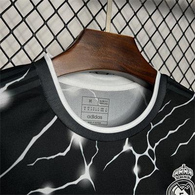 Maillot Real Madrid noir et gris Panther 2024/25, manches courtes, logo du club et détails de design, vue de face.