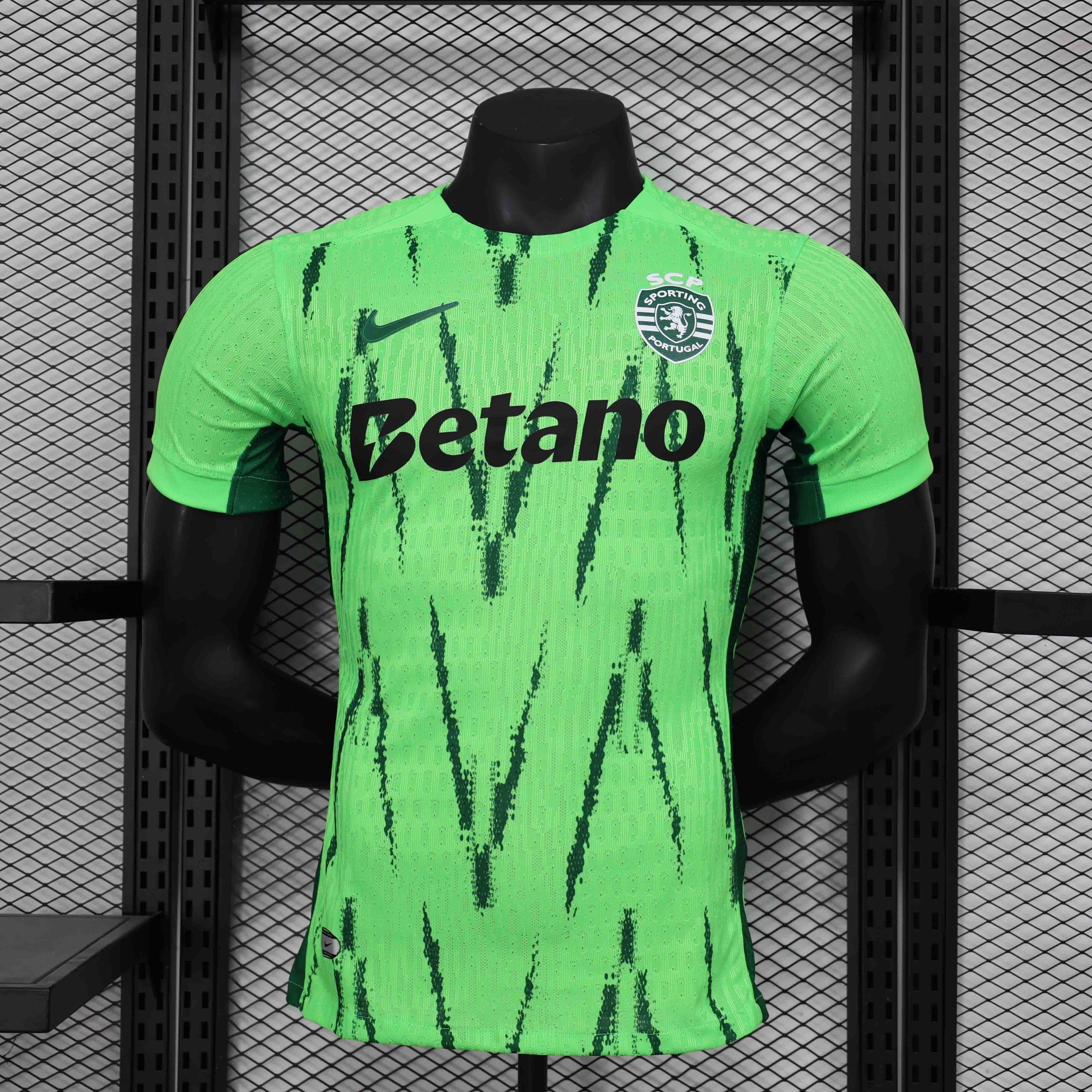 Maillot extérieur Sporting 2024-25 Le 12 -ème Maillot, maillot de sport à manches courtes, logo de l'équipe visible.