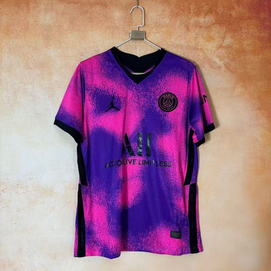 Maillot rétro PSG 2021-2022 Third rose de la marque Le 12 -ème Maillot, vue de face avec logo et détails du design.