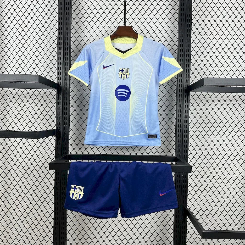 Kit enfant FC Barcelone 2025-26 de Le 12 -ème Maillot, maillot bleu et grenat avec logo du club et détails de conception.