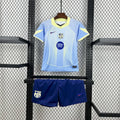 Kit enfant FC Barcelone 2025-26 de Le 12 -ème Maillot, maillot bleu et grenat avec logo du club et détails de conception.
