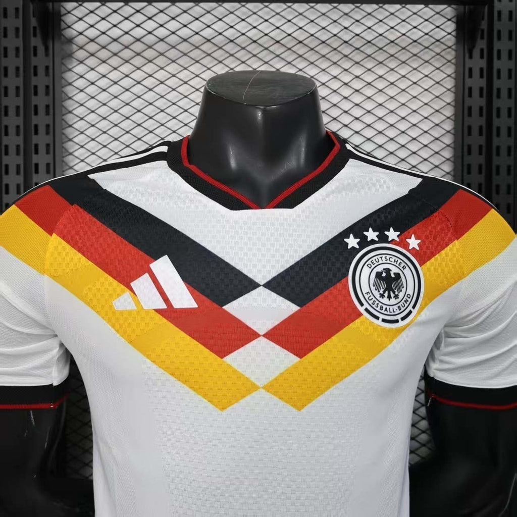 Maillot de l'Allemagne Coupe du Monde 2026, marque Le 12 -ème Maillot, en tissu bleu avec logo et détails officiels.