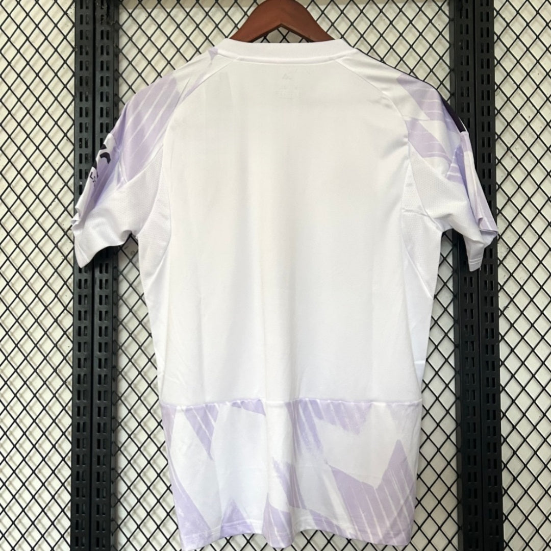 Maillot extérieur Manchester United 2025 2026 de la marque Le 12-ème Maillot, vue de face avec logo et détails du design.