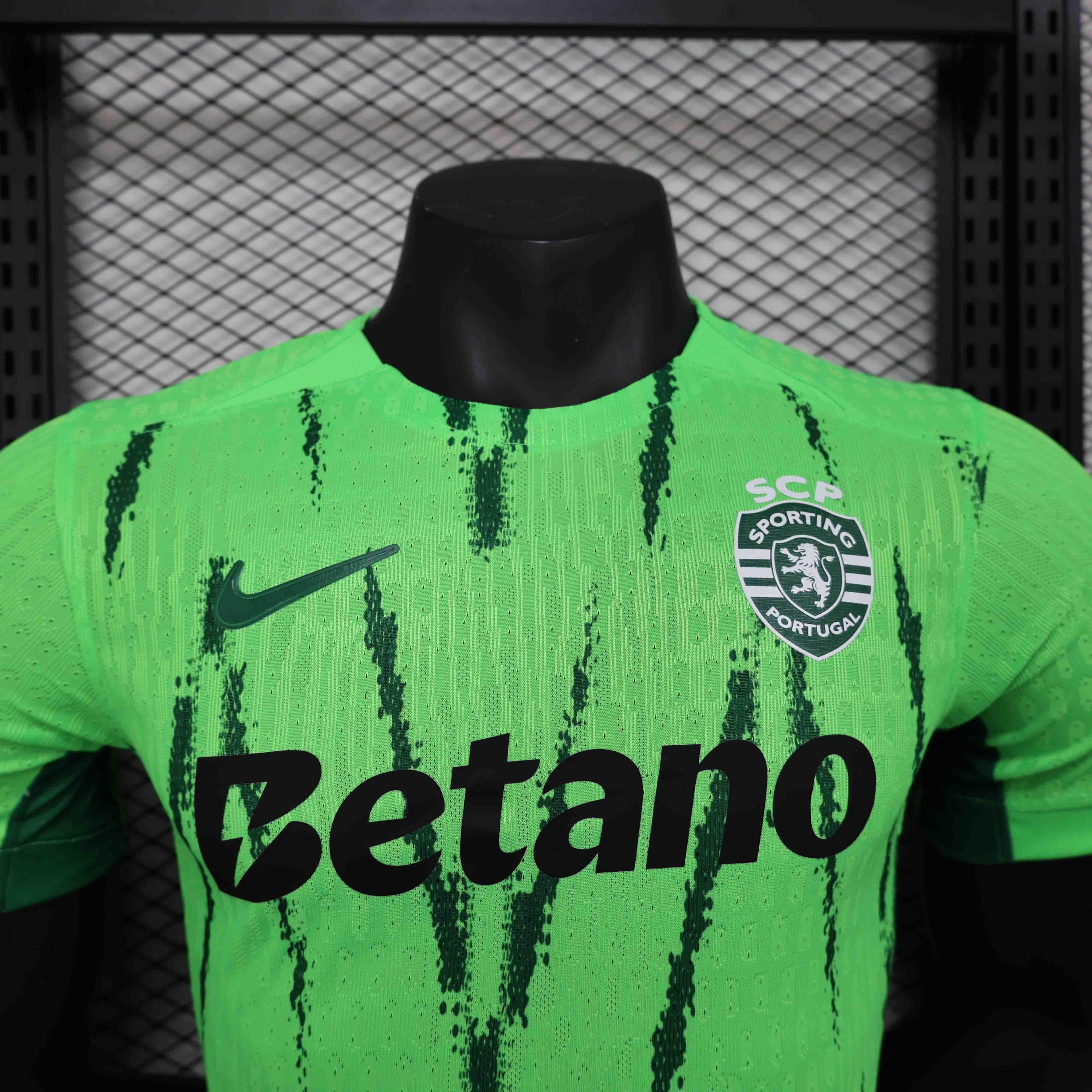 Maillot extérieur Sporting 2024-25 Le 12 -ème Maillot, vue frontale avec logo et détails sportifs.