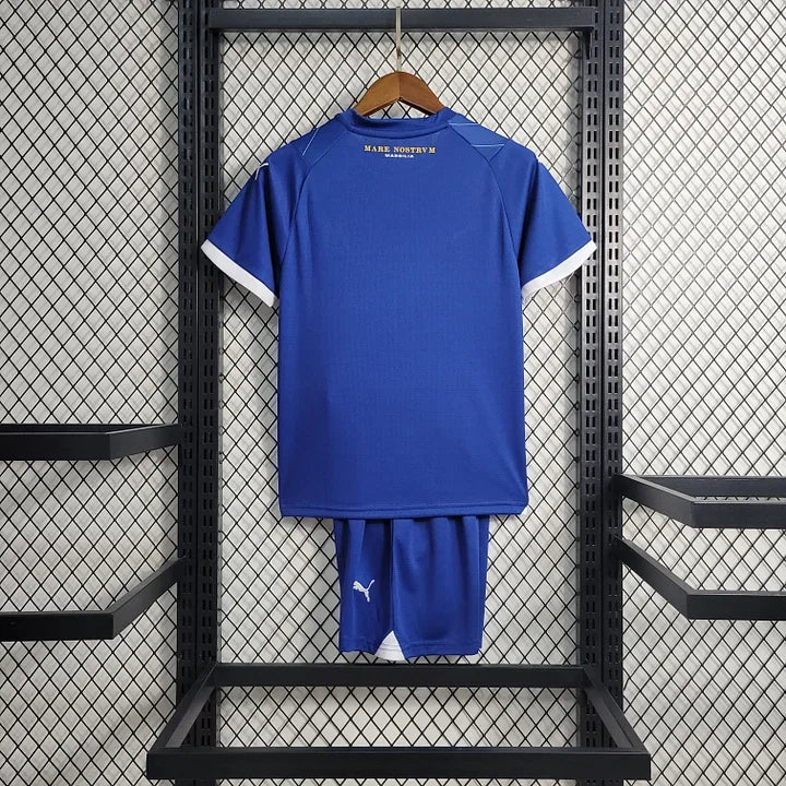 Maillot extérieur pour enfant Olympique de Marseille 2023 2024, kit officiel Le 12 -ème Maillot, avec logo et couleurs de l'équipe.