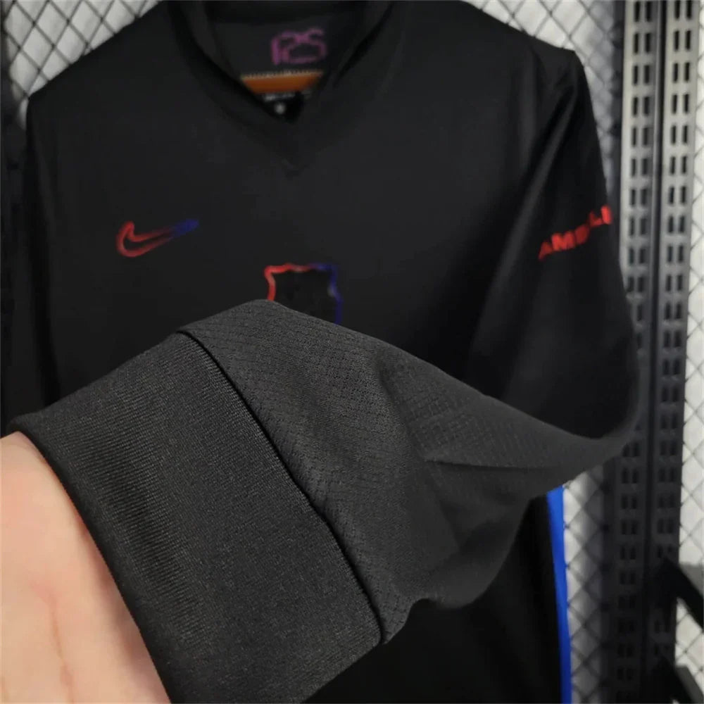 Maillot à manches longues Barcelone 2024-2025 Le 12 -ème Maillot, tissu bleu avec logo officiel et détails sportifs visibles.
