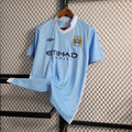 Maillot rétro Manchester City 11/12 de la marque Le 12 -ème Maillot, vue de face avec logo et détails du maillot.