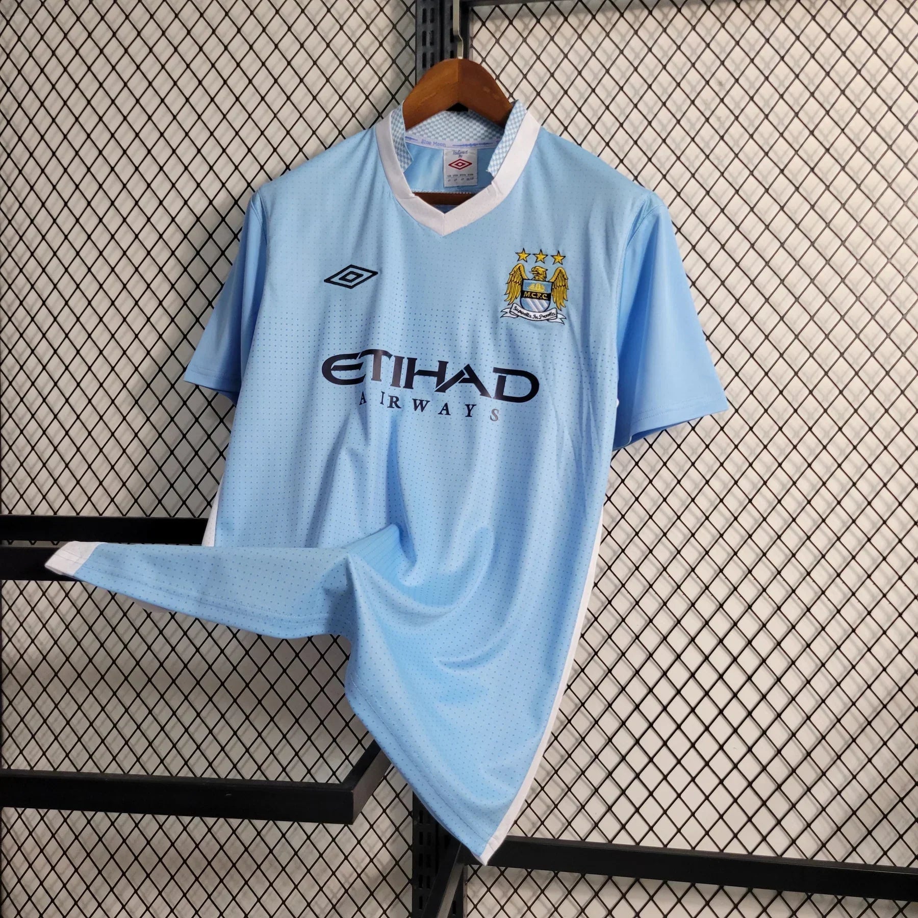 Maillot rétro Manchester City 11/12 de la marque Le 12 -ème Maillot, vue de face avec logo et détails du maillot.
