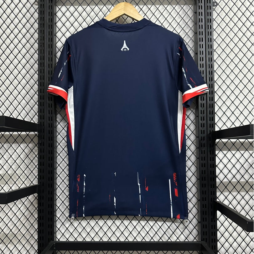 Maillot PSG 25/26 Le 12 -ème Maillot, maillot de football bleu avec logo PSG et détails blancs, vue de face.
