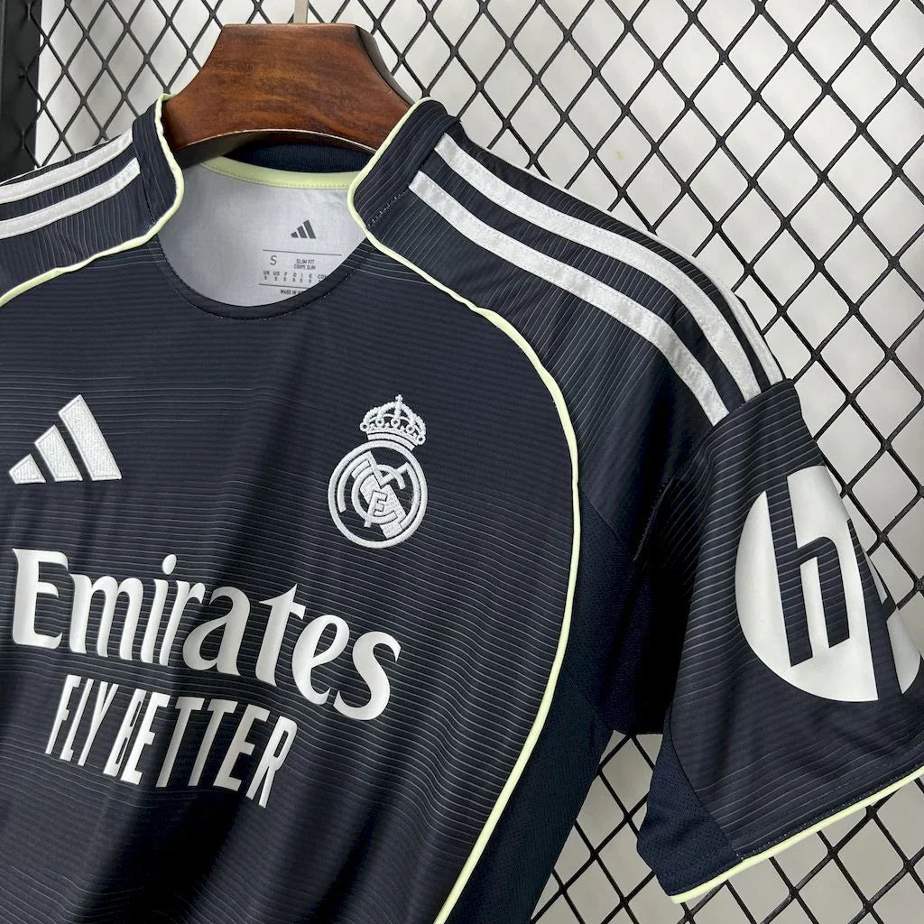 Maillot extérieur du Real Madrid 2025-26 par Le 12-ème Maillot, vue de face avec logo et détails du maillot de football.