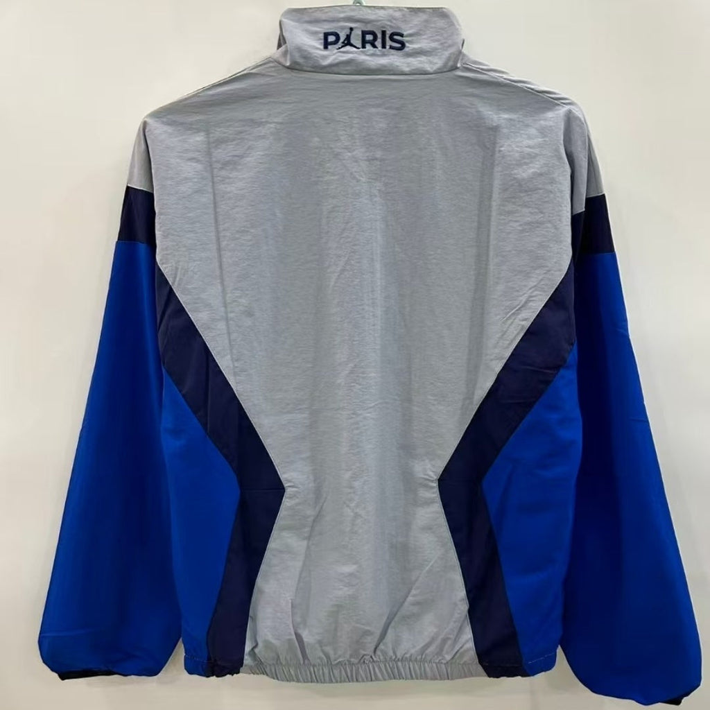 Veste coupe-vent réversible PSG gris Le 12 -ème Maillot, tissu léger avec logo du Paris Saint-Germain visible sur la veste.