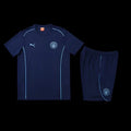 Ensemble Manchester City de Le 12 -ème Maillot, maillot de football bleu avec logo de l'équipe et détails en blanc.