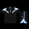 Ensemble Argentine de football Le 12 -ème Maillot, maillot bleu avec détails argentés, porté par un mannequin.