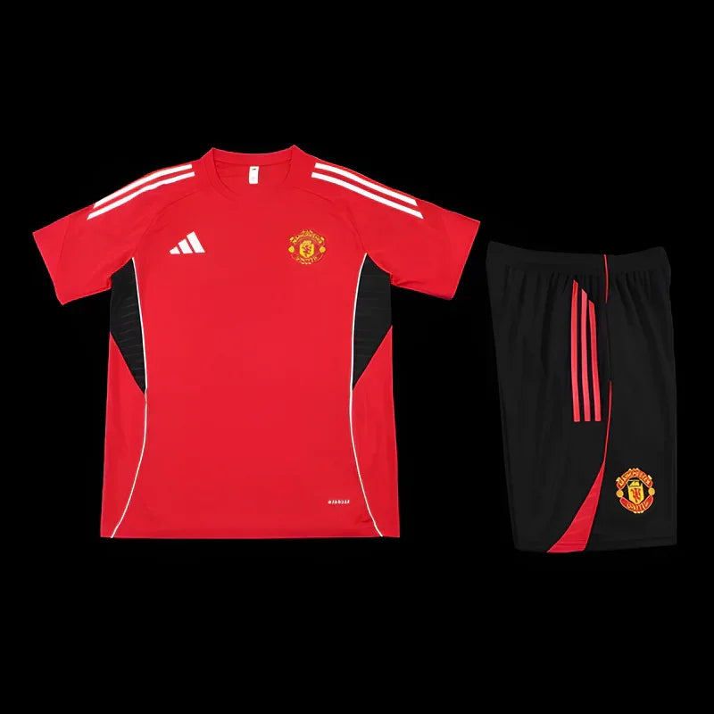Ensemble Manchester United de Le 12 -ème Maillot, maillot et short de football rouge avec logo de l'équipe.