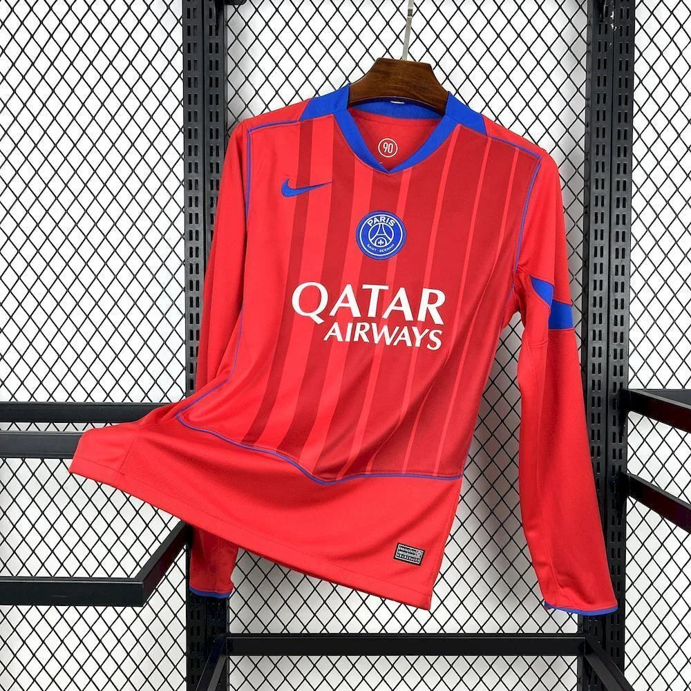 Maillot manches longues PSG rouge de la marque Le 12 -ème Maillot, affichant le logo du Paris Saint-Germain sur la poitrine.