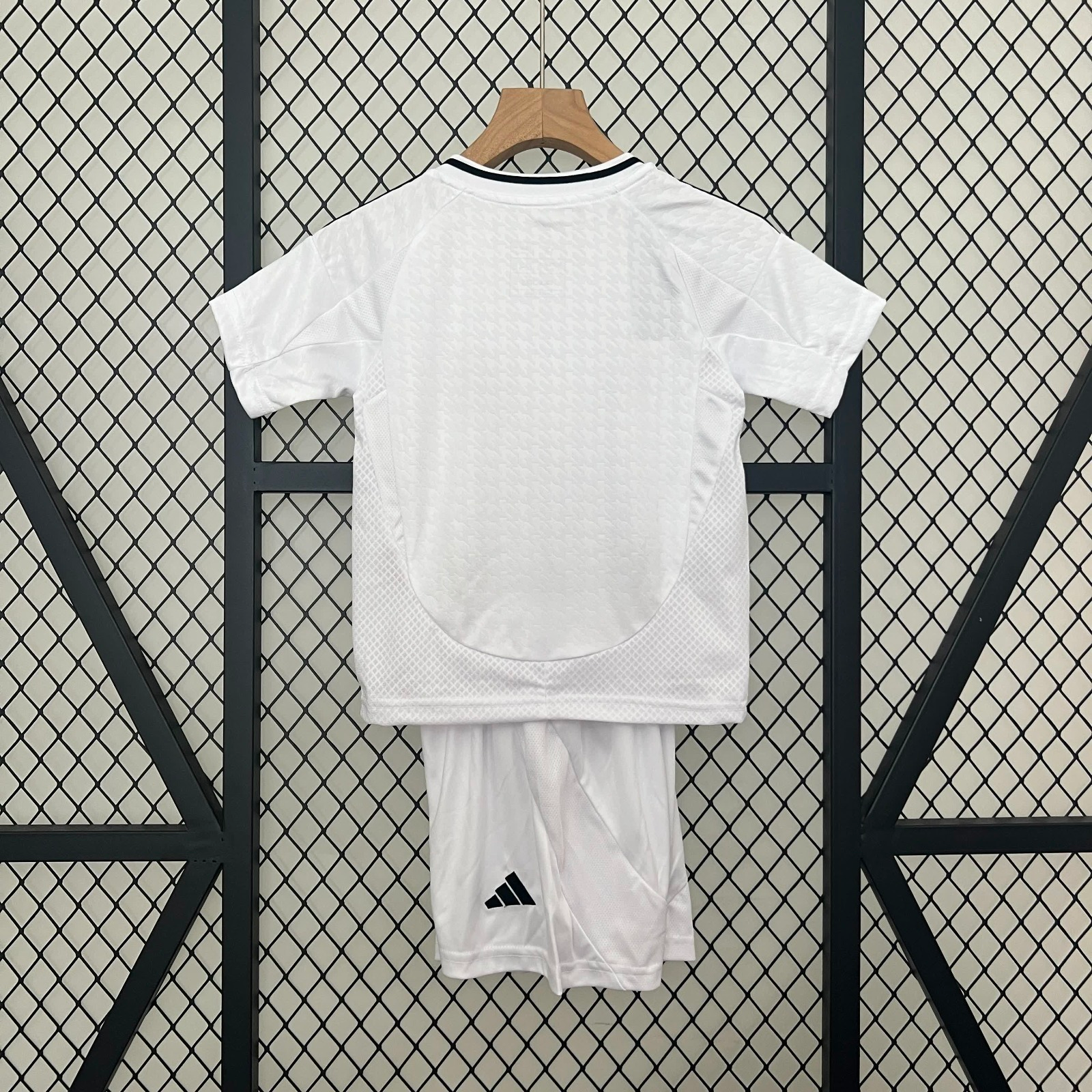 Ensemble enfant Real Madrid Le 12-ème Maillot, maillot et shorts blanc et bleu, pour supporter l'équipe de football.