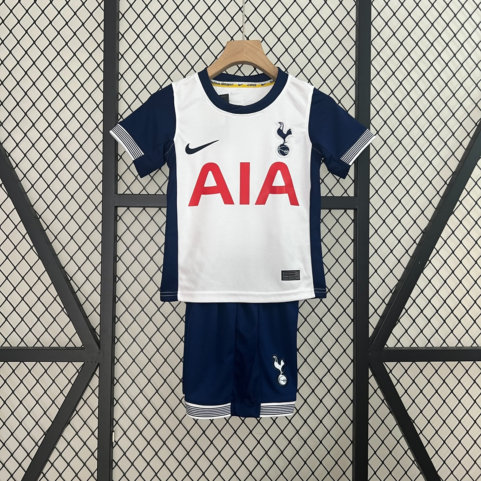 Ensemble pour enfant Tottenham 24/25 de Le 12 -ème Maillot, avec maillot et short rayés, parfait pour supporter l'équipe.