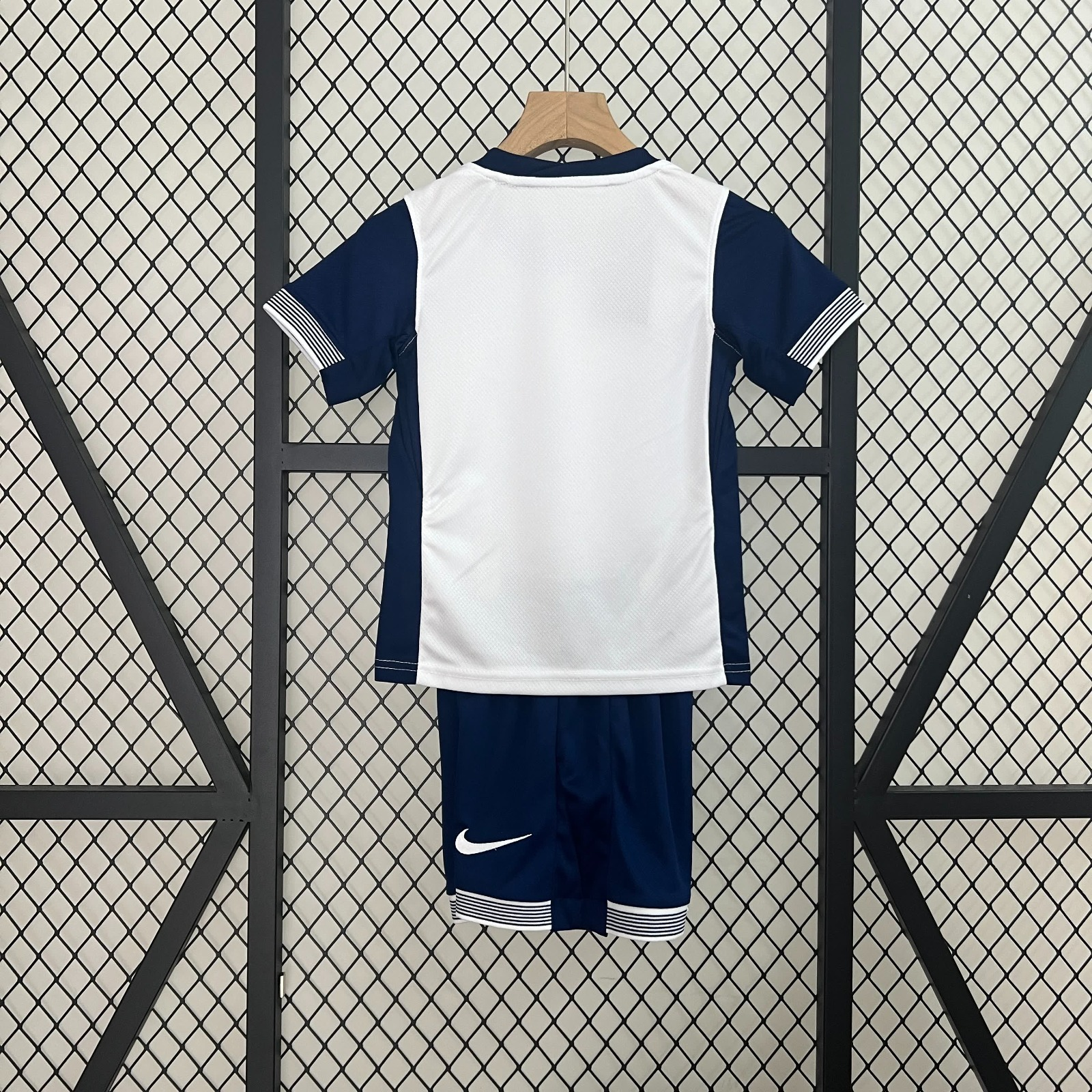 Ensemble enfant Tottenham Le 12 -ème Maillot avec maillot vert et short assorti, vue de face.