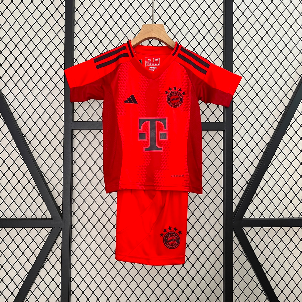 Ensemble enfant Bayern Munich Le 12 -ème Maillot, maillot et short bleu avec logo du club, pour jeune supporter de football.